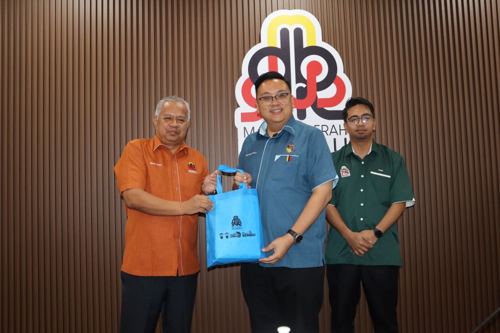Program Lawatan Rasmi Yang Berhormat Tuan Siow Kong Choon ke Majlis Daerah Rembau. Program Lawatan Rasmi Yang Berhormat Tuan Siow Kong Choon ke Majlis Daerah Rembau.