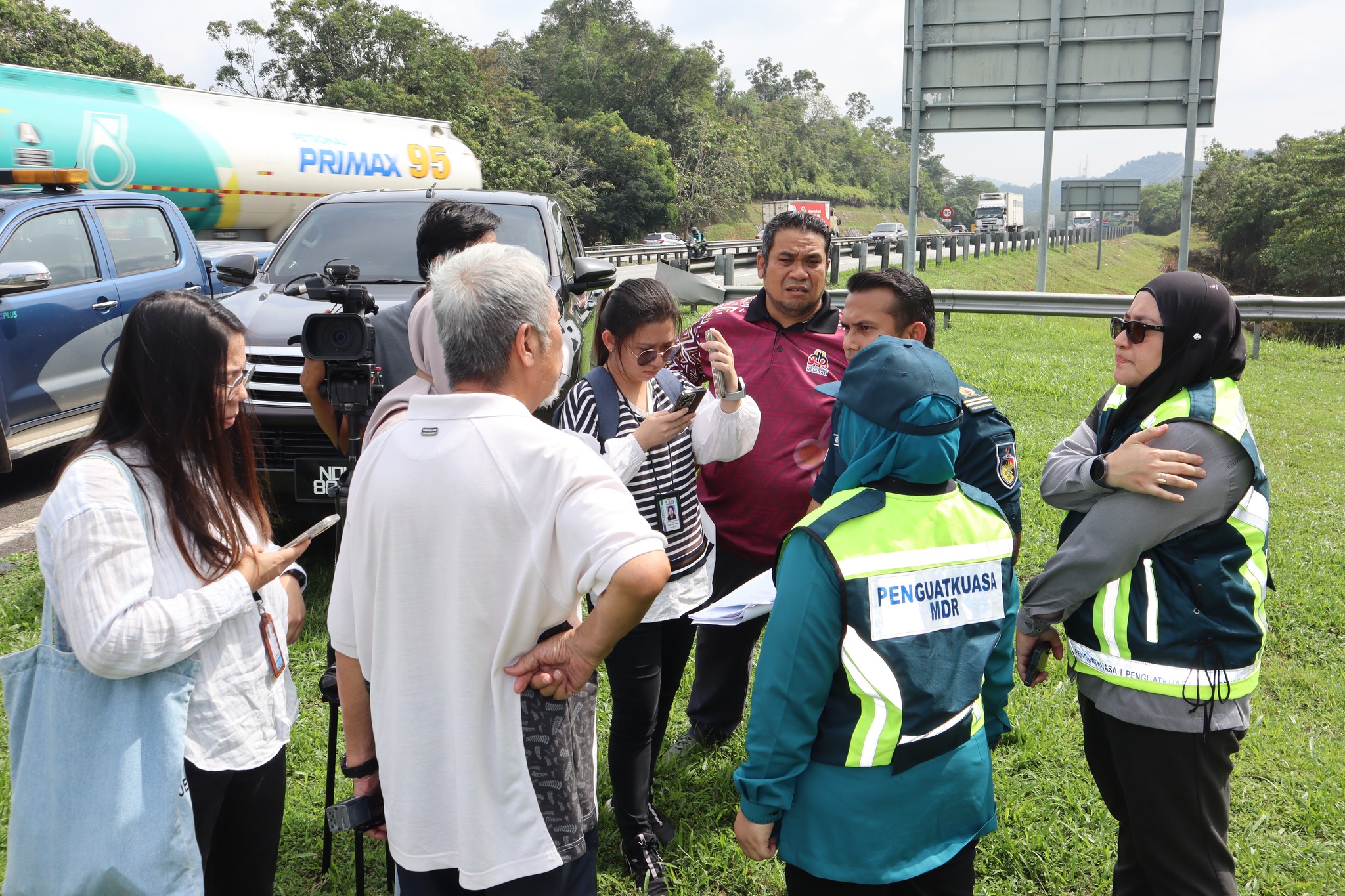 Operasi Bersepadu Penampalan Sticker Billboard Tanpa Lesen
